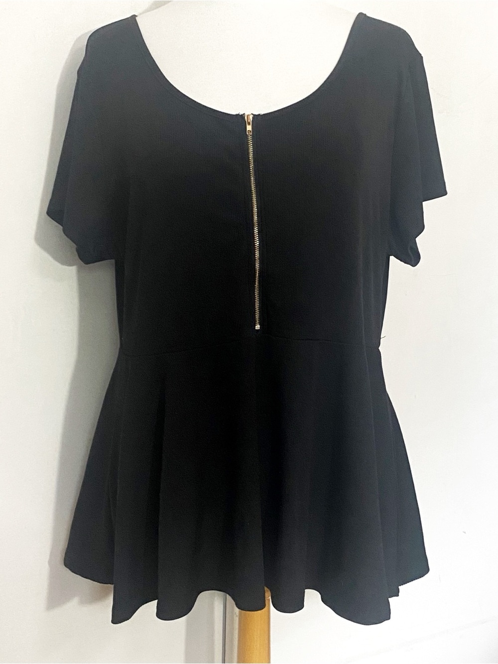 Black Short-Sleeve Scoop Neck Peplum Top with Front Zip Narrow Rib Knit 2X